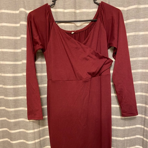 Dresses & Skirts - Fitted maternity maxi dress!